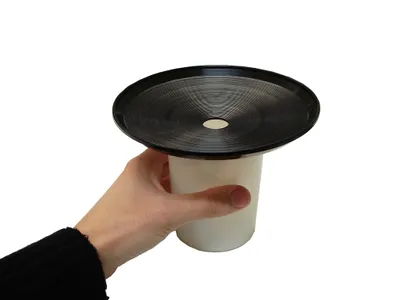 Vaso de fondo negro WALMUR, con rejilla.