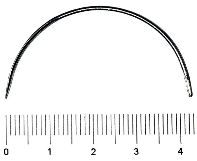 Aguja sutura curva 1/2  circulo. Secc. triangular. Nº 4 – 64 mm.. Unidad
