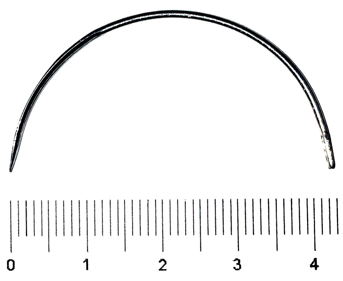 Aguja sutura curva 1/2 circulo. Secc. triangular. Nº 4 – 64 mm.. Unidad
