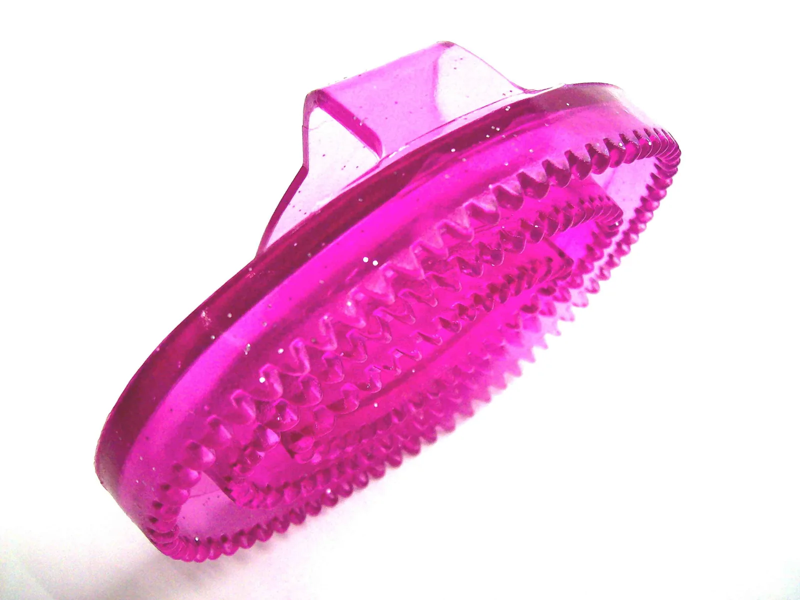 Cepillo plástico para equinos, oval. Empuñadura fija, simil latex.