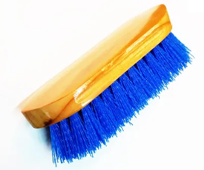 Cepillo para equinos oval, cerdas suaves. Mango de madera.