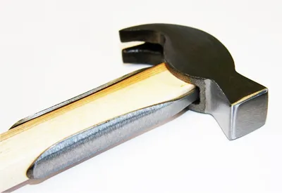 Martillo de herrador, mango de madera. Cabeza cuadrada.